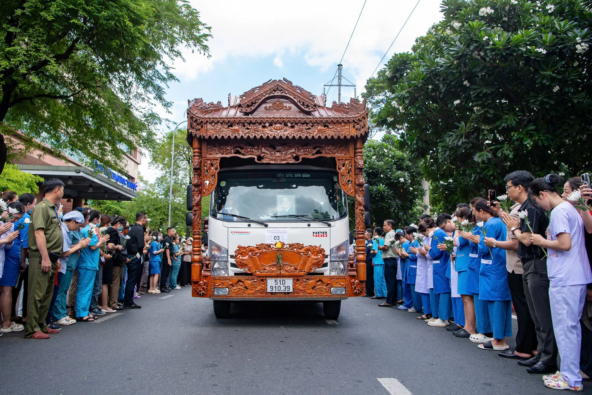 Nhân viên y tế, người bệnh tại Bệnh viện Đại học Y dược TPHCM tiễn đưa người sáng lập bệnh viện z7994818380870_8ff107c27840353a9f910b10dbdbec6c.jpg