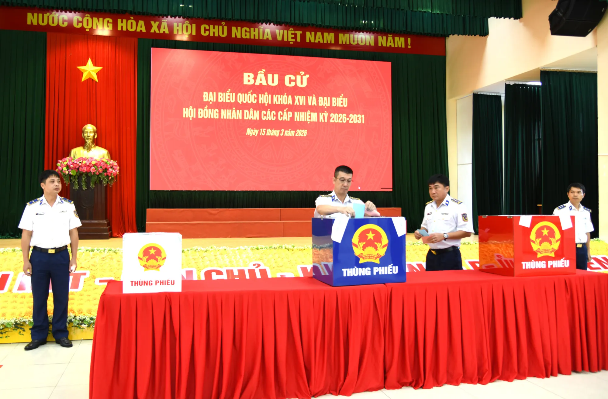 Thủ trưởng Bộ Tư lệnh Vùng Cảnh sát biển 3 tham gia bầu cử.JPG