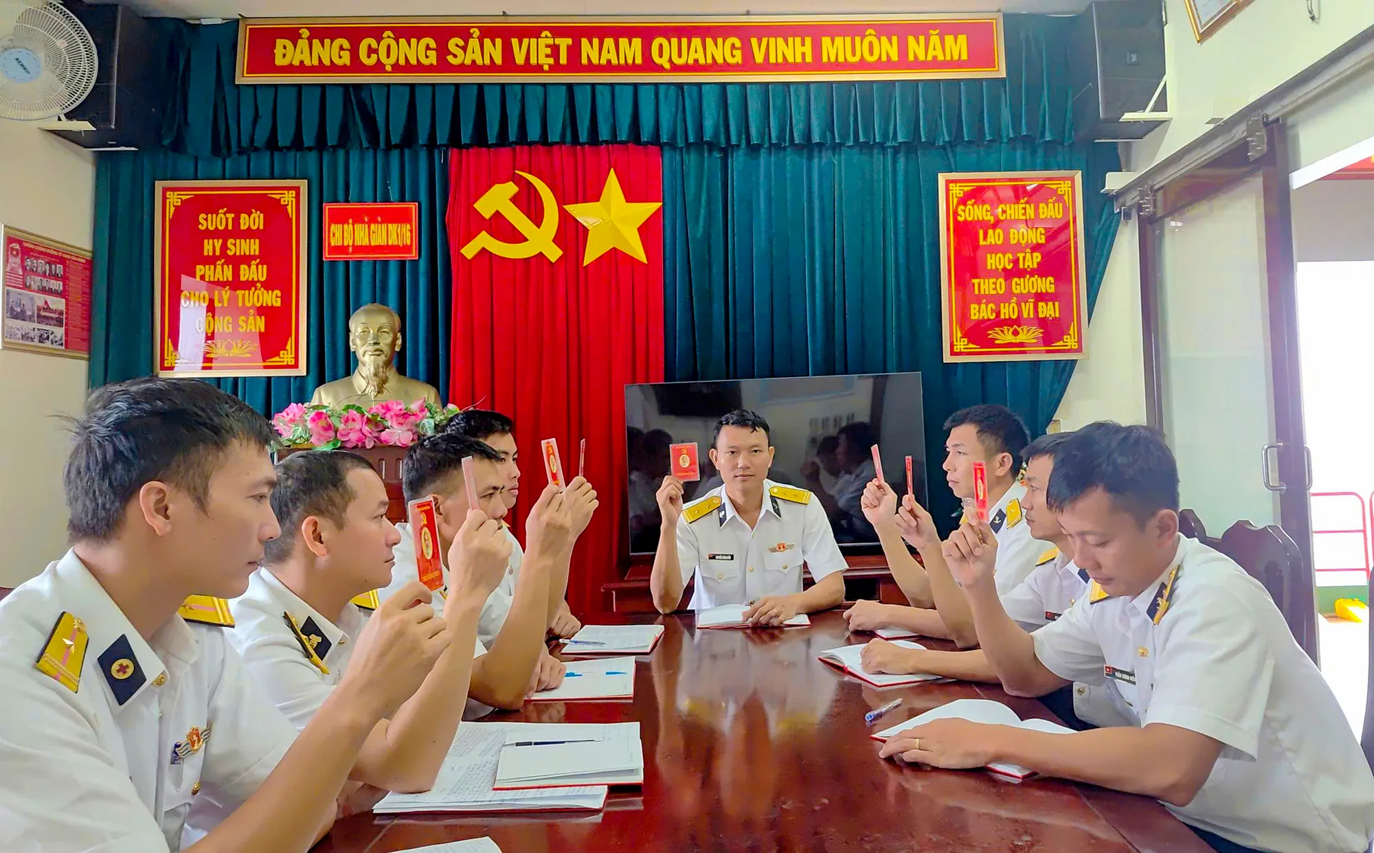 2. Chi bộ Nhà giàn DK1.16 đoàn kết, thống nhất, lãnh đạo đơn vị hoàn thành mọi nhiệm vụ chào mừng Đại hội XIV của Đảng.jpg