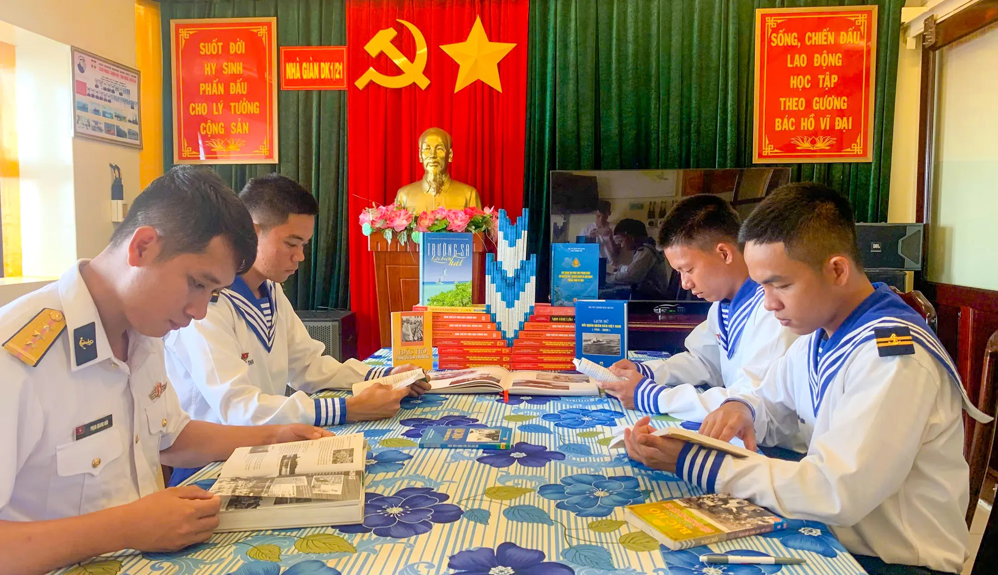 Cán bộ, chiến sĩ Nhà giàn DK 1.21 đọc sách sau những giờ trực, thực hiện nhiệm vụ.jpg