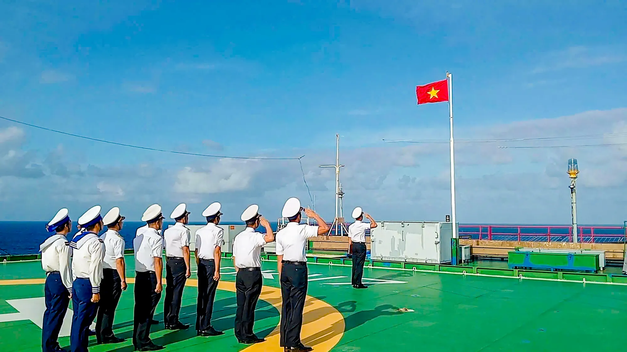 Lễ chào cờ trên Nhà giàn DK1.jpg