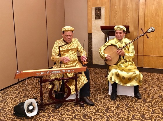 越南艺人在演奏.