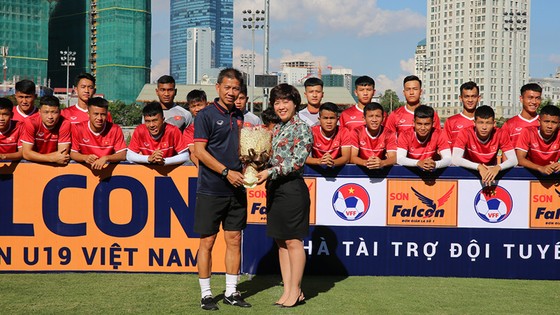  Bà Ngô Hồng Vân tặng hoa HLV Hoàng Anh Tuấn đội tuyển U19 Việt Nam 