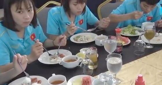 Ăn không đủ no, VĐV nhiều nước than khổ ảnh 2