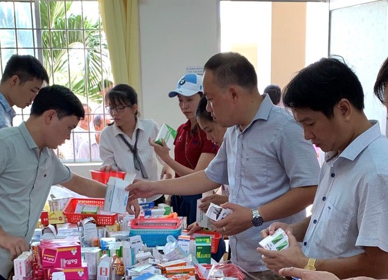 Bác sĩ từ TPHCM về khám bệnh, cấp thuốc miễn phí cho người dân Cà Mau ảnh 1
