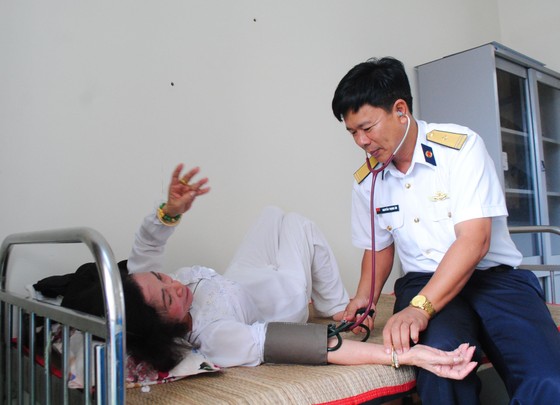 Chương trình Hải quân Việt Nam làm điểm tựa cho ngư dân vươn khơi, bám biển đến với ngư dân Cà Mau ảnh 2