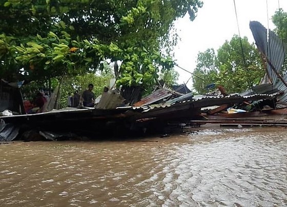 Chủ tịch UBND tỉnh Cà Mau yêu cầu không để người dân sống trong cảnh “màn trời chiếu đất” ảnh 1
