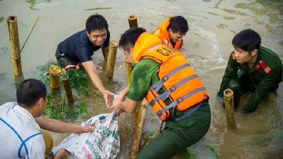 Chính phủ quyên góp ủng hộ khắc phục hậu quả mưa lũ ảnh 2