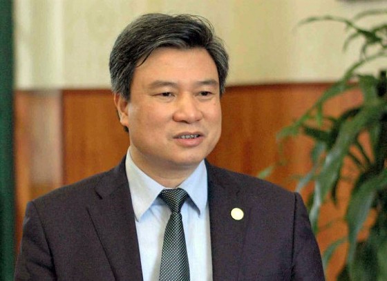 Bộ GD-ĐT: Sách giáo khoa mới sẽ hạn chế tối đa việc học sinh ghi vào sách gây lãng phí ảnh 1