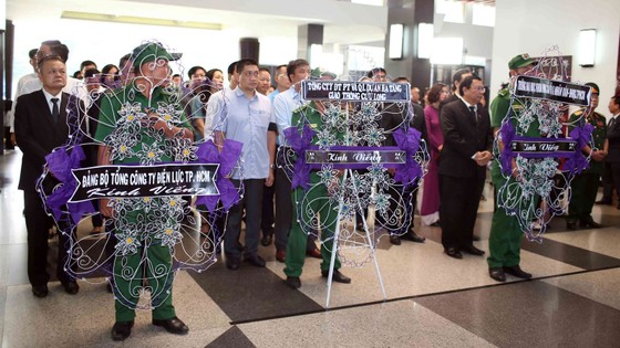 Ngày thứ hai cử hành lễ viếng nguyên Thủ tướng Phan Văn Khải ảnh 11