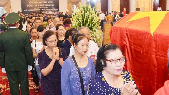 Ngày thứ hai cử hành lễ viếng nguyên Thủ tướng Phan Văn Khải ảnh 10
