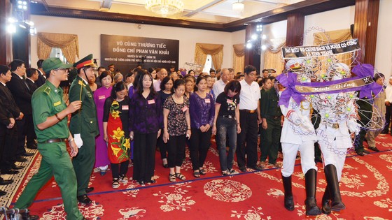 Ngày thứ hai cử hành lễ viếng nguyên Thủ tướng Phan Văn Khải ảnh 9
