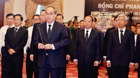 Ngày thứ hai cử hành lễ viếng nguyên Thủ tướng Phan Văn Khải ảnh 2