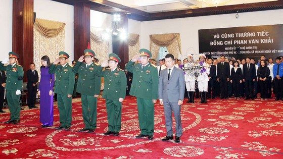 Ngày thứ hai cử hành lễ viếng nguyên Thủ tướng Phan Văn Khải ảnh 17