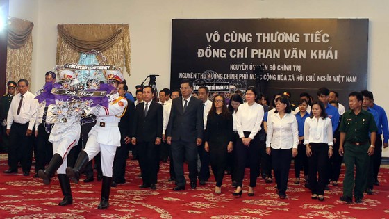 Ngày thứ hai cử hành lễ viếng nguyên Thủ tướng Phan Văn Khải ảnh 20