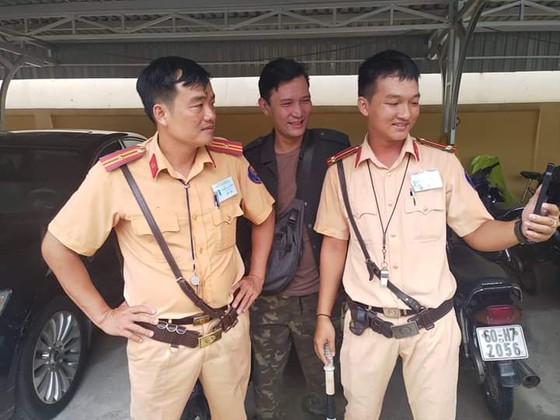 CSGT truy đuổi hàng chục cây số bắt nghi can 'đua nóng' xe máy ảnh 2