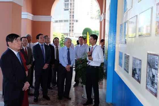 Đoàn đại biểu TPHCM dâng hương, dâng hoa tưởng nhớ Chủ tịch Hồ Chí Minh ảnh 2