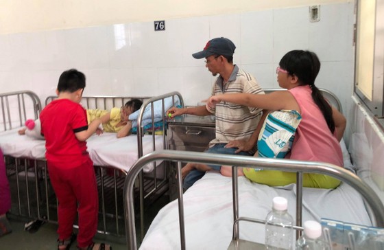 Vụ ngộ độc thực phẩm tại quận Tân Phú: "Nhận định ban đầu, nguy cơ tập trung vào món chà bông gà" ảnh 1