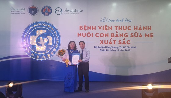 Bệnh viện đầu tiên tại TPHCM đạt danh hiệu thực hành nuôi con bằng sữa mẹ xuất sắc ảnh 1