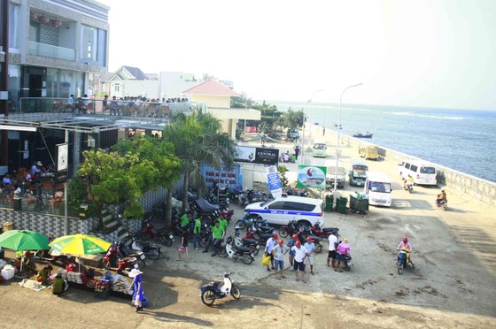 Tàu Tiên Tri 07 tiếp tục chuyển 60.000 lít xăng ra đảo Lý Sơn ảnh 1