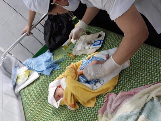 Bé sơ sinh còn nguyên dây rốn bị bỏ trong bịch nilong treo trên xe máy ảnh 1