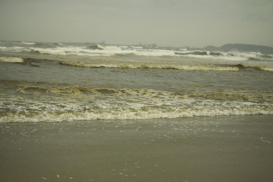 Quảng Ngãi: Nước biển vàng nâu, nổi bọt màu lan rộng đến làng biển Hải Ninh ảnh 1