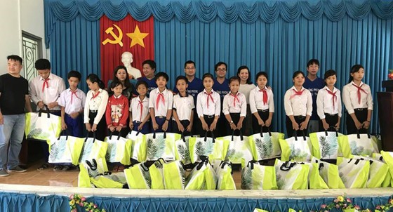 Tặng quà học sinh nghèo huyện Giồng Trôm, tỉnh Bến Tre ảnh 1