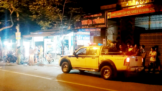 2 nhóm thanh niên hỗn chiến tại quán hủ tiếu, 1 người bị đánh gục tại chỗ ảnh 2