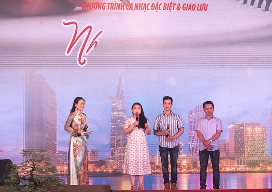 Chương trình ca nhạc đặc biệt và giao lưu "Như hoa không tên" ảnh 8
