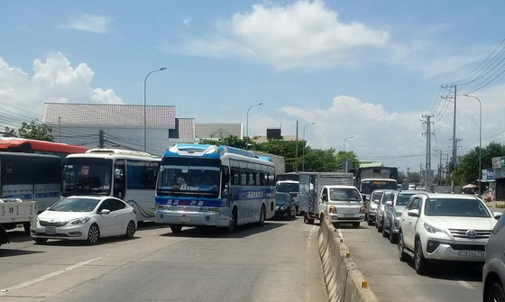 Tài xế qua cầu Vàm Cống phản ứng trạm thu phí T2 ảnh 1
