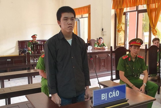 Người chồng trẻ dùng xăng tự thiêu để được chết cùng vợ ảnh 1