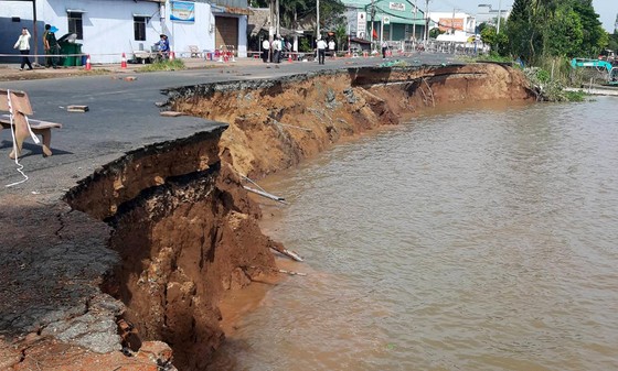85m Quốc lộ 91 đổ sụp xuống sông Hậu ảnh 1