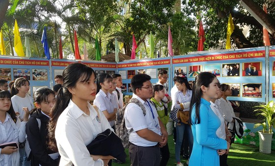 Triển lãm ảnh '50 năm thực hiện Di chúc của Chủ tịch Hồ Chí Minh' ảnh 2