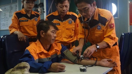 Tàu SAR 274 cứu thành công 4 thuyền viên cùng tàu cá gặp nạn trên biển ảnh 2