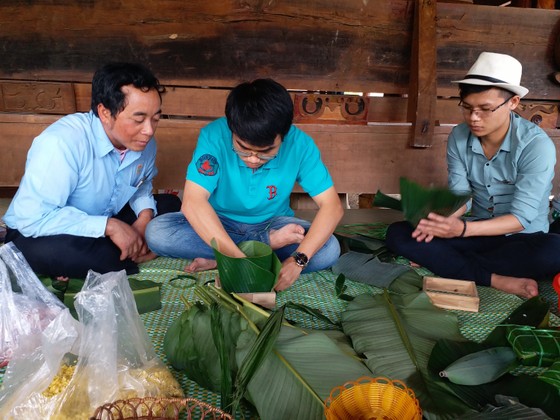 Tặng vé xe cho học sinh có hoàn cảnh khó khăn về quê ăn tết ảnh 3