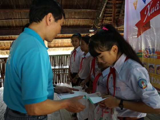 Tặng vé xe cho học sinh có hoàn cảnh khó khăn về quê ăn tết ảnh 2