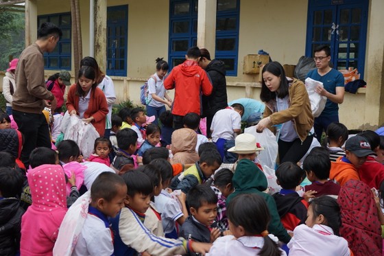 Tặng vé xe cho học sinh có hoàn cảnh khó khăn về quê ăn tết ảnh 1
