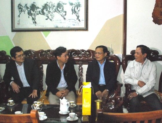 Chủ tịch UBND huyện Hoàng Sa thăm và tặng quà các nhân chứng ảnh 1