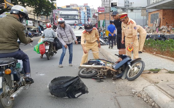 “Ngáo đá” tông hàng loạt ô tô, xe máy trên nhiều tuyến phố ảnh 4