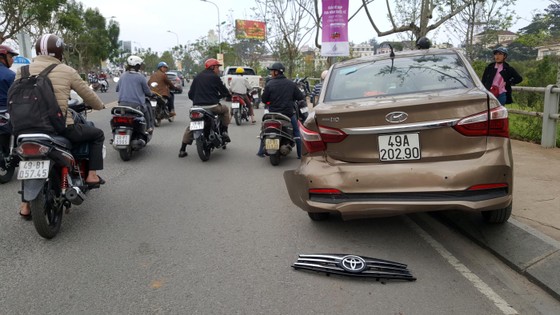 “Ngáo đá” tông hàng loạt ô tô, xe máy trên nhiều tuyến phố ảnh 2