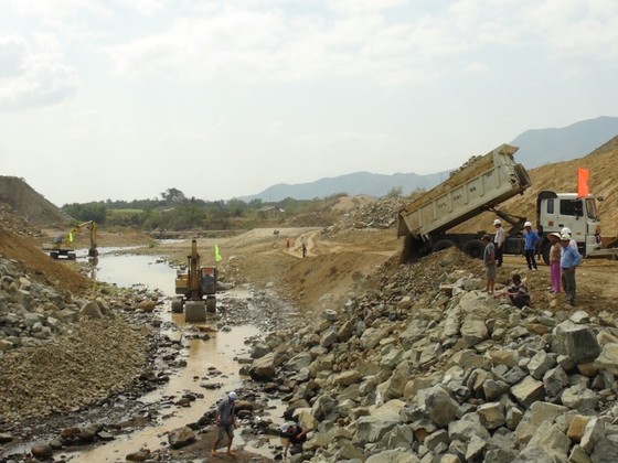 Truy tố 11 bị can chống hạn “trên giấy” ảnh 1