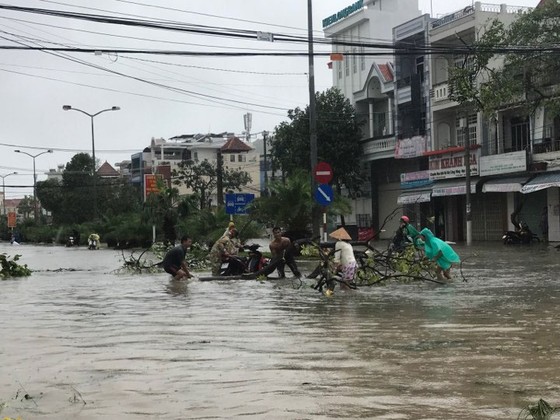 Huy động 132.000 bộ đội và dân quân chống mưa bão lũ ảnh 3