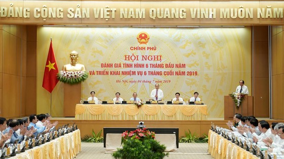 Thủ tướng Nguyễn Xuân Phúc chủ trì hội nghị trực tuyến với các địa phương đánh giá tình hình 6 tháng đầu năm và triển khai nhiệm vụ 6 tháng cuối năm 2019. Ảnh tư liệu VGP