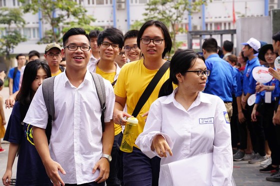 14 giờ 30 chiều nay (25-6), thí sinh bắt đầu thi môn Toán ảnh 1