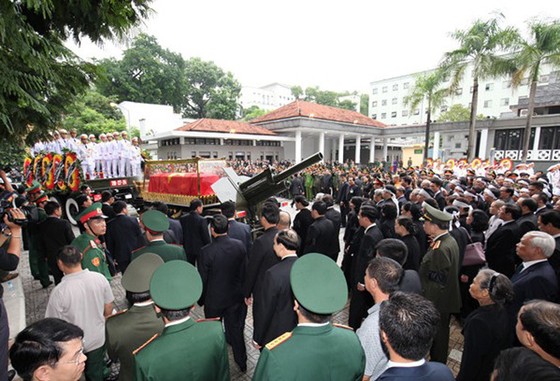 Xúc động tiễn đưa Chủ tịch nước Trần Đại Quang về nơi an nghỉ cuối cùng ảnh 19