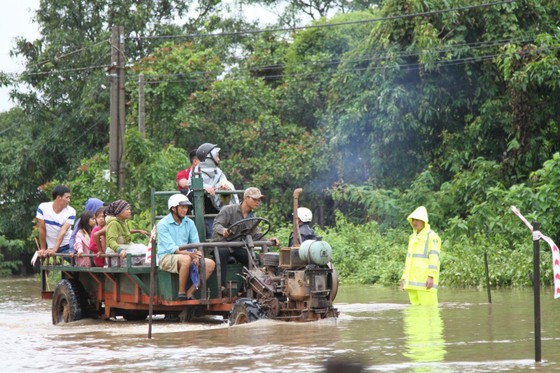 Mưa lớn, 30.000 hộ dân ở Đắk Lắk vẫn đang bị cô lập ảnh 5