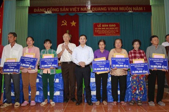 Quỹ Lawrence S. Ting trao 12 nhà tình thương ảnh 1