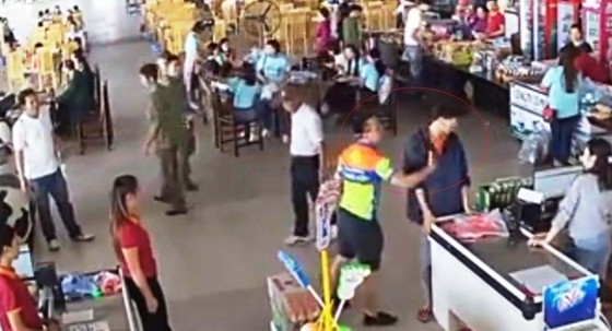 Thượng úy tát nhân viên bán hàng bị cho xuất ngũ ảnh 1