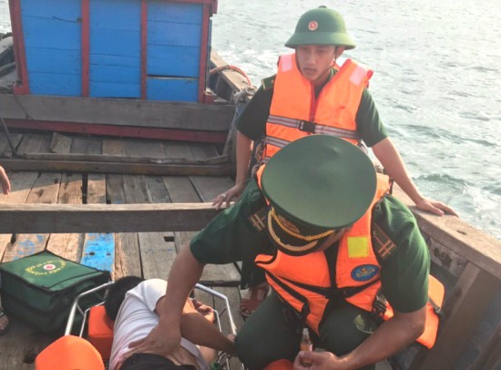 Bộ đội Biên phòng Quảng Trị điều tàu ngư dân kịp thời cứu thuyền viên trên biển ảnh 1
