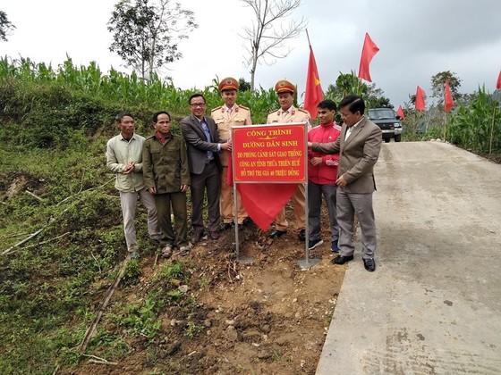 Bàn giao đường dân sinh cho đồng bào bản Krê 2 đón Tết ảnh 1